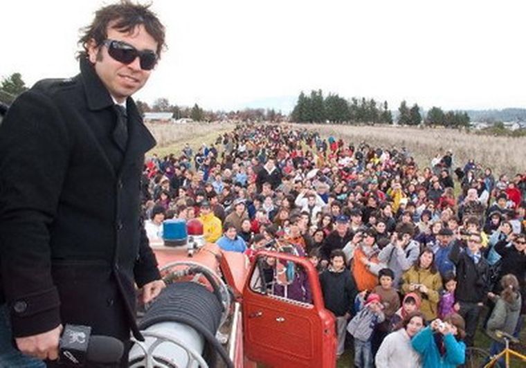 Gonzalito, recibió el cariño de la gente de El Bolsón. Foto: Gentileza