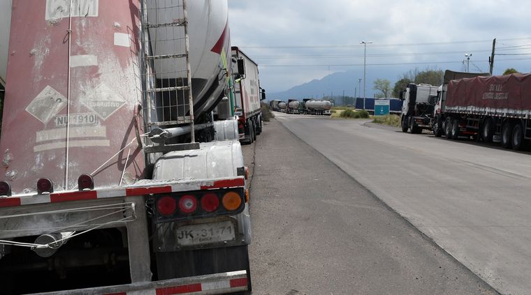 Los camiones que tenían como objetivo cruzar por el Paso Internacional Cristo Redentor fueron retenidos en algunos puntos de la provincia de Mendoza Foto: ALF PONCE MERCADO / MDZ