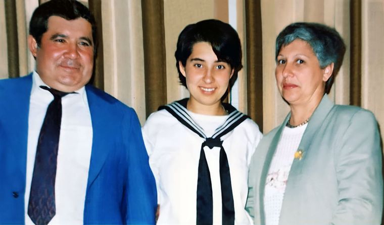 Alejandra Aguilar Orozco ingresó a la Armada en los años 90 y hoy es la primera mujer furriel en alcanzar el grado de Suboficial Mayor. Alejandra Aguilar Orozco ingresó a la Armada en los años 90 y hoy es la primera mujer furriel en alcanzar el grado de Suboficial Mayor.