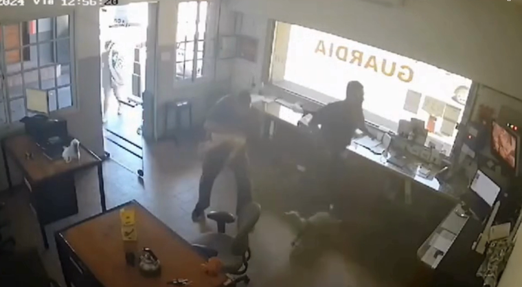 El dramático rescate quedó registrado por las cámaras de seguridad Foto: Captura X