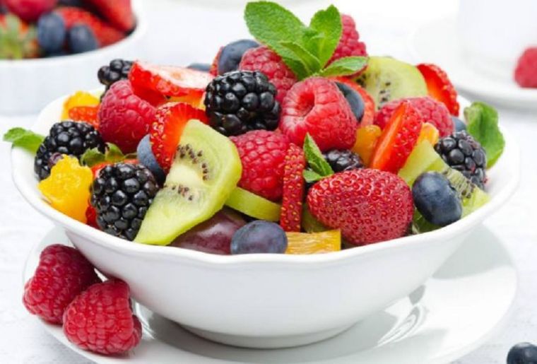 Muchas personas cenan solo fruta pensando en bajar de peso Foto: Shutterstock