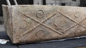 El entierro hallado en el antiguo hospital de Colchester conservó un ataúd de plomo romano y objetos que apuntan a una mujer de alto estatus. El entierro hallado en el antiguo hospital de Colchester conservó un ataúd de plomo romano y objetos que apuntan a una mujer de alto estatus.