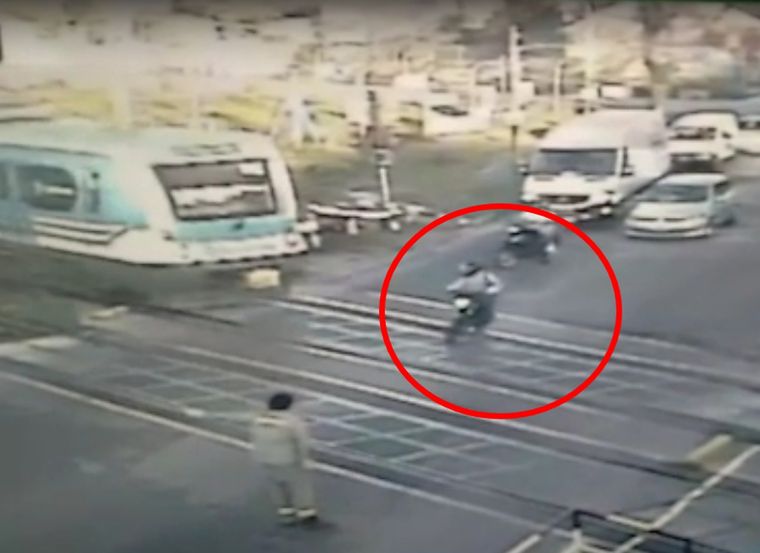 Al mirar el video, no queda claro por qué el motociclista avanzó hacia su muerte