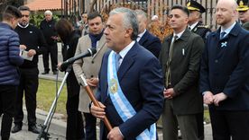 cornejo mantiene silencio frente a las criticas de milei y aparece un interrogante