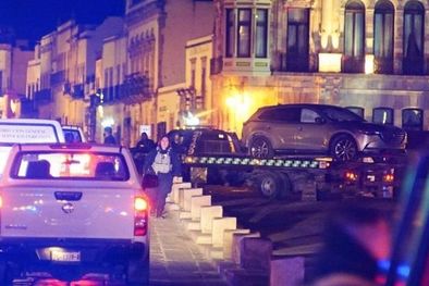 MDZol | La policía en Zacatecas tomó el control de la zona frente al Palacio de Gobierno, donde se encontró el Mazada gris con los cuerpos adentro. Foto: REUTERS