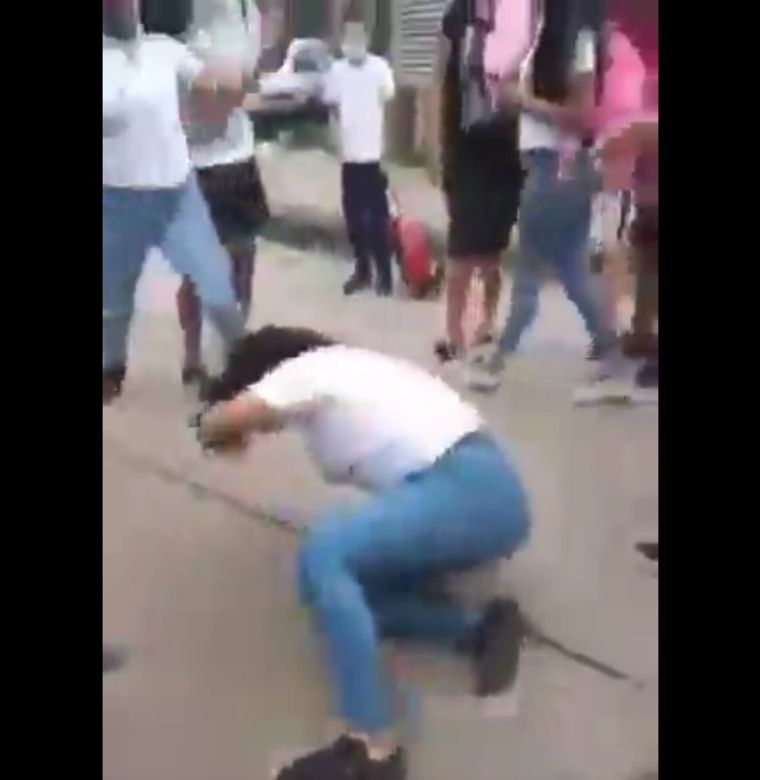 Las chicas se golpearon en la puerta del colegio