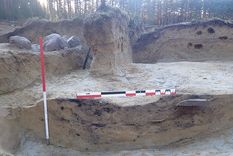 Arqueólogos en Hole, Noruega, desenterraron 12 fragmentos de una piedra tallada erguida, identificada como la piedra rúnica más antigua del mundo. Foto: Museo de Historia Cultural