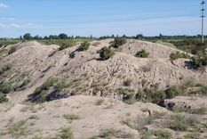 Bajo los montículos hay toneladas de basura