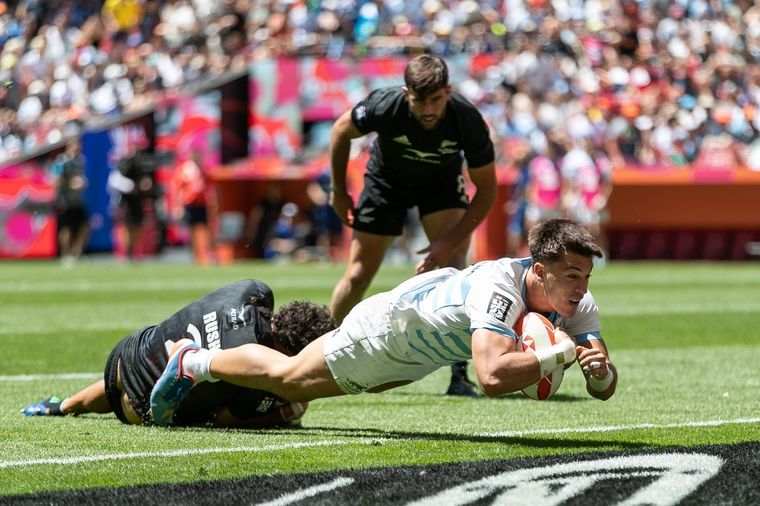 Graziano apoya uno de sus tres tries. Foto: Los Pumas 7s
