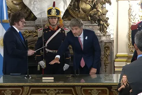 Presidente Javier Milei le toma juramento a Juan Bautista Mahiques. Presidente Javier Milei le toma juramento a Juan Bautista Mahiques.