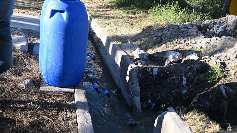 Pese a la negativa de Irrigación, Aysam vuelca líquidos cloacales en el canal de riego. Pese a la negativa de Irrigación, Aysam vuelca líquidos cloacales en el canal de riego.