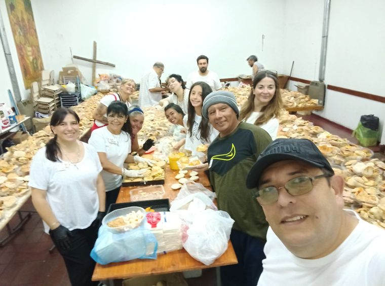 Voluntarios en plena actividad. Voluntarios en plena actividad.