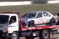 El emblemático Peugeot de Traverso fue paseado en grúa. Foto: Captura Video El emblemático Peugeot de Traverso fue paseado en grúa. Foto: Captura Video