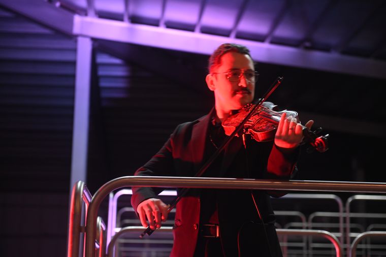 El violinista Ccesco creó una atmósfera única que envolvió a todos los asistentes. El violinista Ccesco creó una atmósfera única que envolvió a todos los asistentes.
