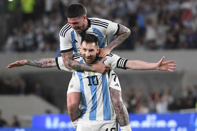 De Paul se trepa a Messi para festejar el segundo gol argentino. Foto: Télam