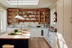 una forma creativa de decorar la cocina es agregándole accesorios de segunda mano. Foto: Max Rollitt / Fotografía de Chris Horwood