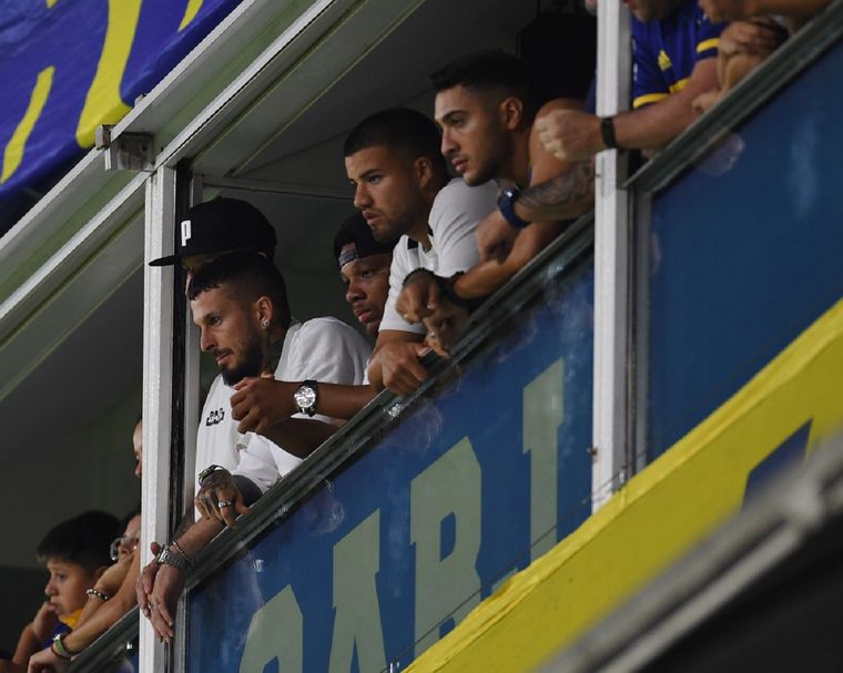 Benedetto estuvo en la Bombonera acompañando a sus compañeros. Foto: Télam
