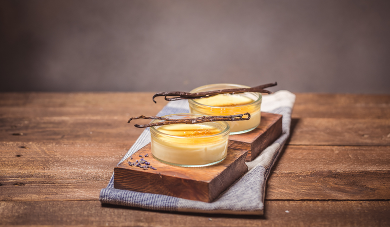 La receta de las natillas surgió en conventos españoles durante la Edad Media, donde las monjas aprovechaban las yemas de huevo que sobraban tras usar las claras para otros postres o para clarificar vinos. La receta de las natillas surgió en conventos españoles durante la Edad Media, donde las monjas aprovechaban las yemas de huevo que sobraban tras usar las claras para otros postres o para clarificar vinos.