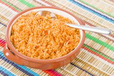 Admira este arroz mexicano delicioso. Admira este arroz mexicano delicioso.