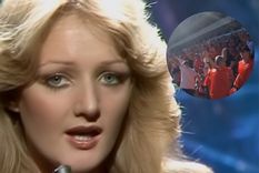 Bonnie Tyler, la cantante detrás de Jugadores, y la hinchada de Independiente, una de las últimas en entonarla.