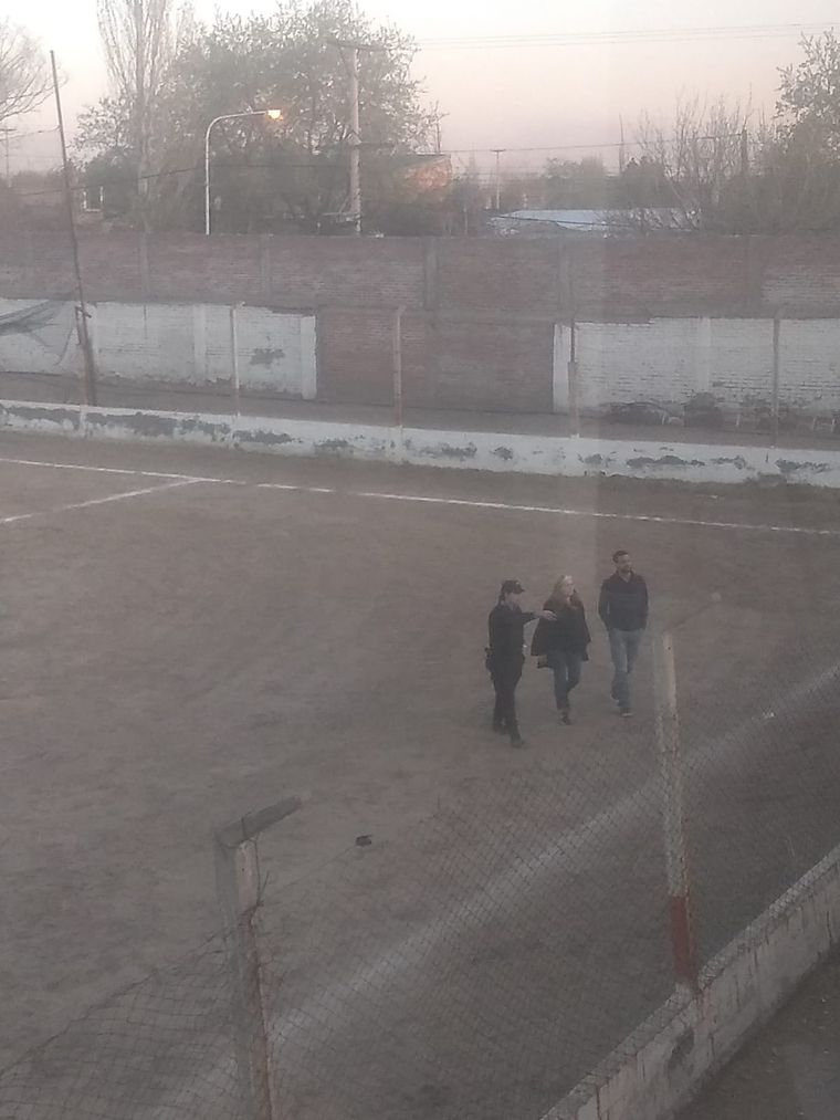 La fiscal que interviene en el caso recorre el estadio donde murió un hincha este sábado. Foto: Curiosos del Poder.