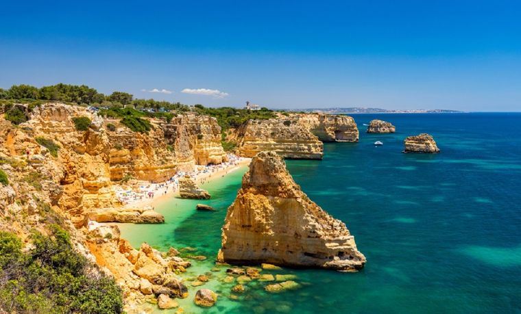 Praia da Marinha es una playa ubicada en el Algarve, Portugal Foto: shutterstock