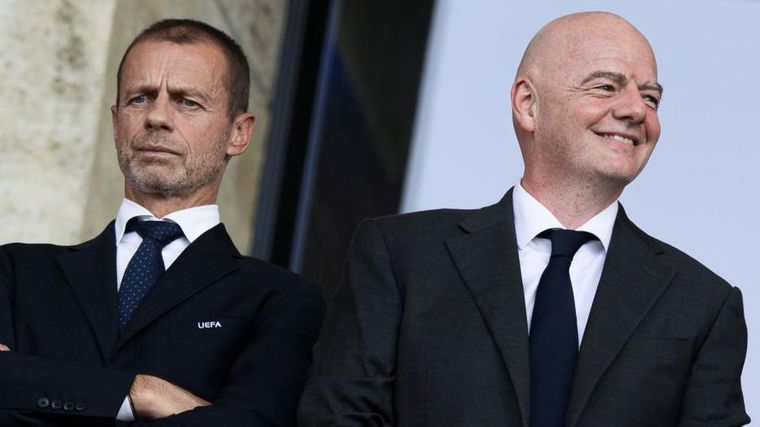 El presidente de la UEFA, Aleksander Ceferin (izquierda), se ha opuesto firmemente a muchos cambios impulsados por su homólogo de la FIFA, Gianni Infantino (derecha)