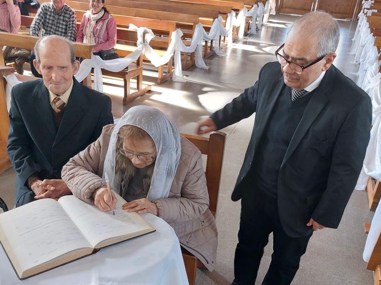 Luisa y Victorio en una ceremonia íntima, después de 45 años de historia. Luisa y Victorio en una ceremonia íntima, después de 45 años de historia.