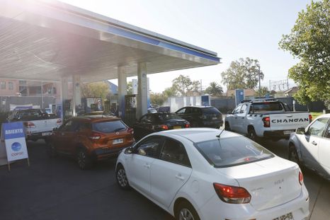 Automovilistas se agolpan en estaciones de servicio en Chile. Automovilistas se agolpan en estaciones de servicio en Chile.