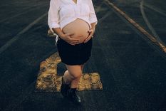 video: una mujer embarazada de pie da a luz en plena calle
