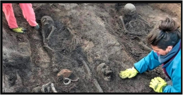 Los esqueletos fueron descubiertos por una pareja de turistas Foto: X