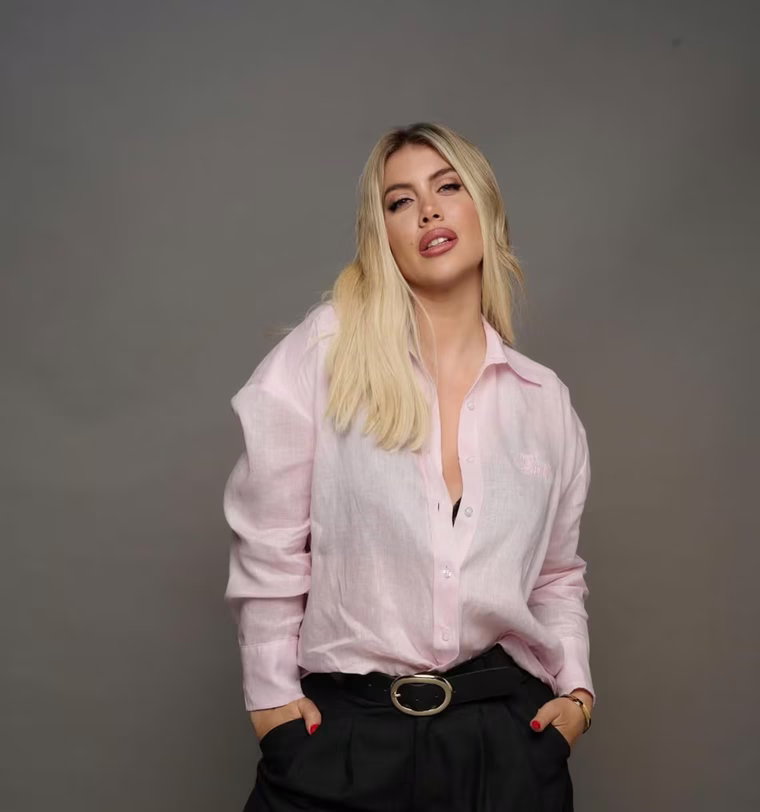 Wanda Nara reinventó el estilo laboral con un toque de lencería a la vista. Wanda Nara reinventó el estilo laboral con un toque de lencería a la vista.