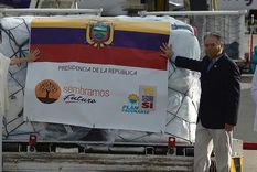 El ministro de Salud de Ecuador, Juan Carlos Zevallos, y la vicepresidenta ecuatoriana, María Alejandra Muñoz, posan junto a un contenedor con las primeras 8000 dosis de la vacuna Pfizer/BioNTech a su llegada al aeropuerto de Quito, el 21 de enero pasado. Foto: AFP