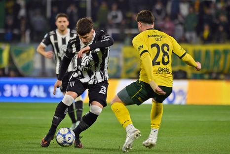 Facundo Lencioni, volante creativo de Gimnasia, intenta enganchar ante la marca de Valentín Loza, lateral derecho del Halcón.&nbsp;