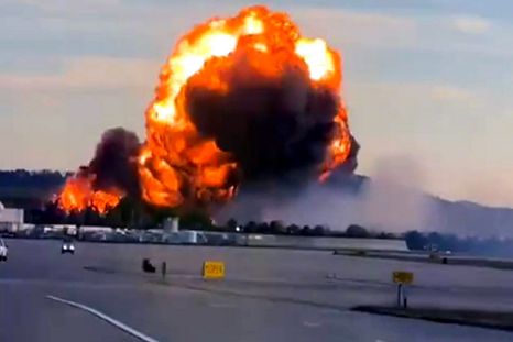 Momento del estallido del avión en Estados Unidos. Foto Efe Momento del estallido del avión en Estados Unidos. Foto Efe