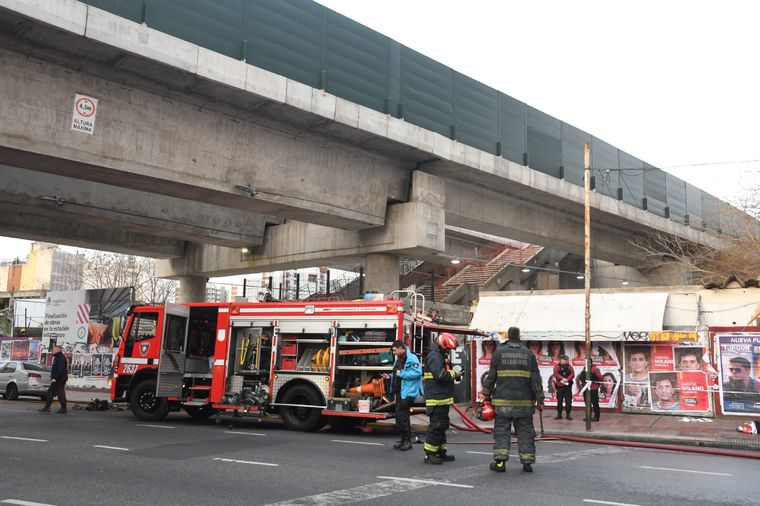 Por el incendio fueron evacuadas más de 25 personas Foto: Télam
