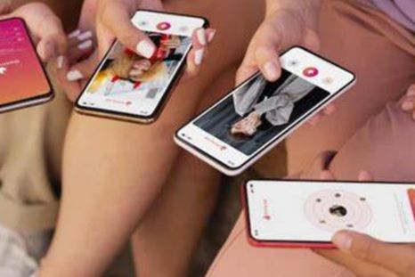 Apps de citas y la nueva forma de buscar trabajo y escapar de los filtros de la IA.