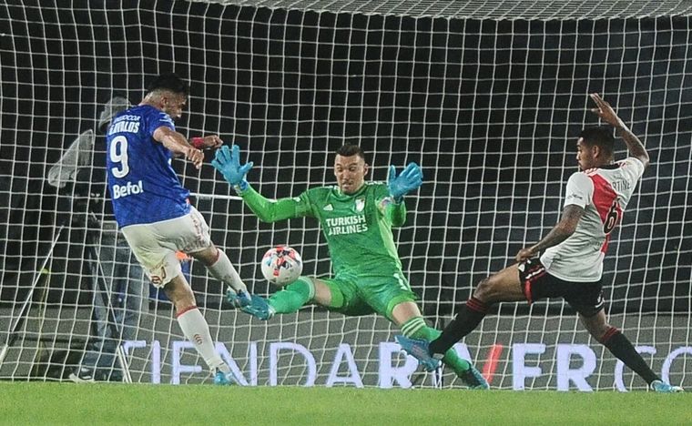 La increíble atajada de Armani a Ávalos en el River-Argentinos.