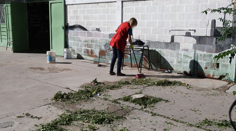 Los celadores tienen un rol preponderante en relación al mantenimiento de las escuelas Foto: ALF PONCE MERCADO / MDZ