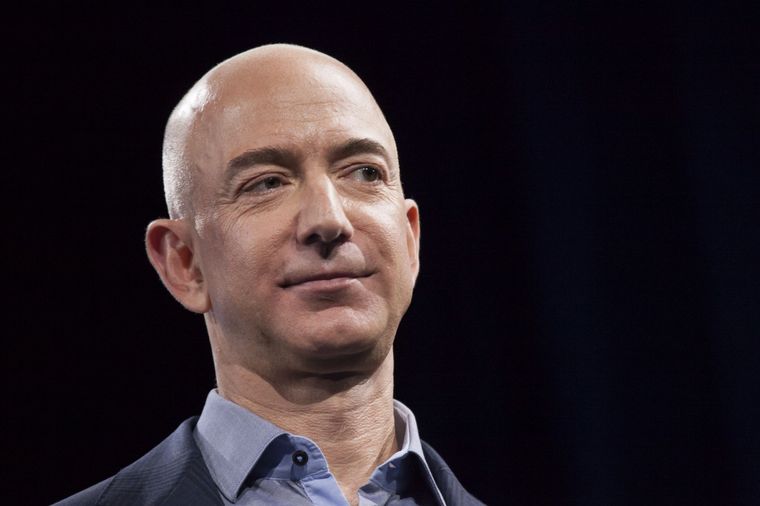 Jeff Bezos es una de las personas más ricas del mundo al haber fundado Amazon, un gigante del comercio electrónico. Foto: Chron -  https://s.hdnux.com/photos/01/23/60/32/21956244/3/rawImage.jpg