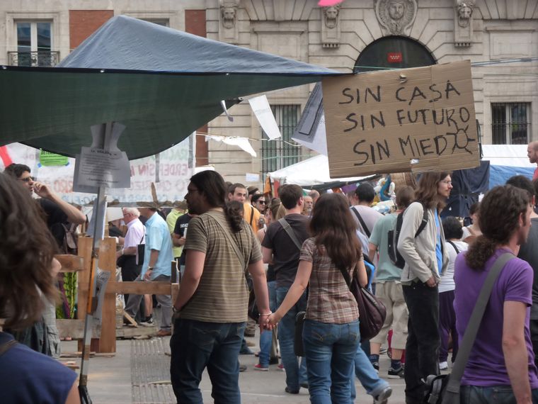 Alquilar una vivienda en España implica destinar más del 90 % del salario juvenil, según un estudio.