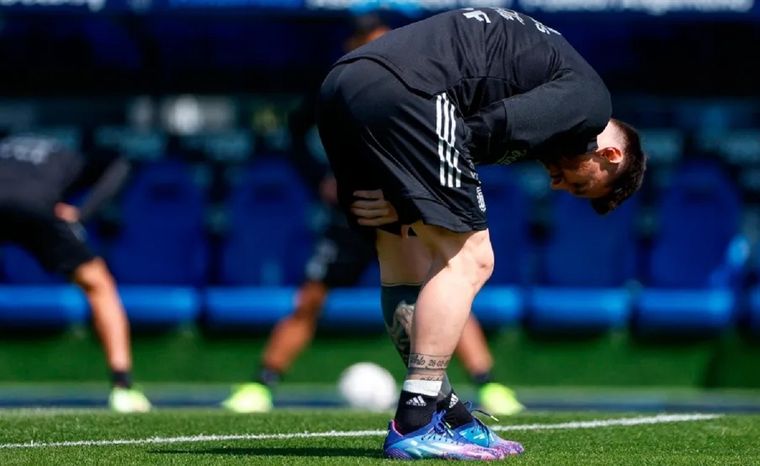 Messi se toca la rodilla durante el entrenamiento. Foto: EFE