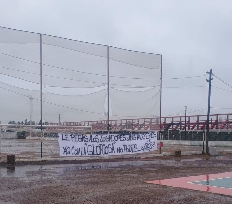 La amenazante bandera que apareció en la cancha de Beltrán y calentó el clásico del fútbol local ante Rodeo del Medio.