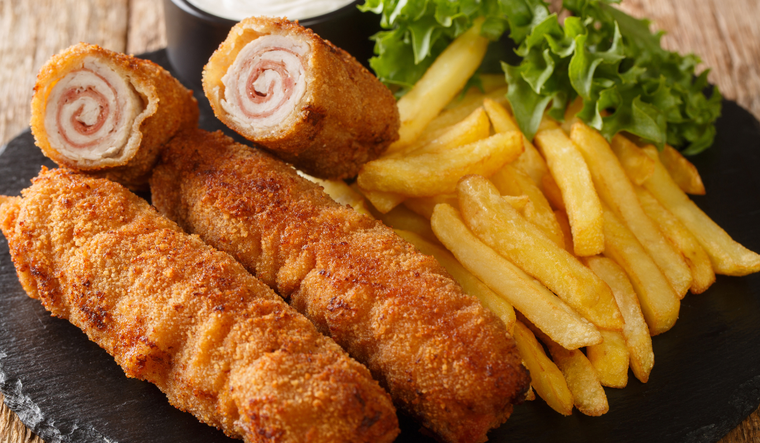 Tradicionalmente, la receta se sirve acompañada de papas fritas o ensalada fresca.