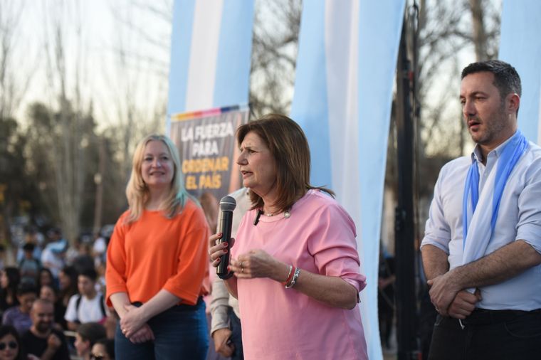Patricia Bullrich en el Parque Benegas de Godoy Cruz. A su lado, Hebe Casado y Luis Petri Foto: Maximiliano Ríos/MDZ