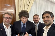 El presidente Javier Milei junto a los tres asesores del ministerio de Economía, Luis Caputo: Federico Furiase, Felipe Núñez y Martín Vauthier. Foto: X