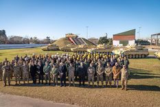 Las autoridades posan para la foto en el Batallón de Arsenales Foto: Ministerio de Defensa