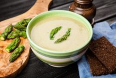 Receta de sopa de espárragos fácil y deliciosa para cualquier estación.