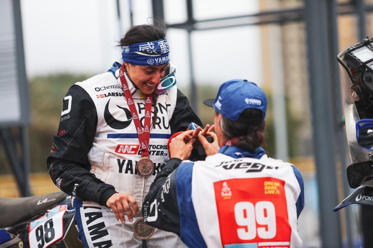 Javi Vega y Sara García protagonizaron un hermoso momento en el podio. Foto: @dakar