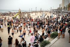 Una playa de Israel, en plena reapertura. Foto: Noam Revkin